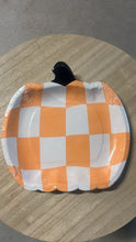 Cargar imagen en el visor de la galería, Platos Groovy Halloween Pumpkin Checkered  / Paquete de 8
